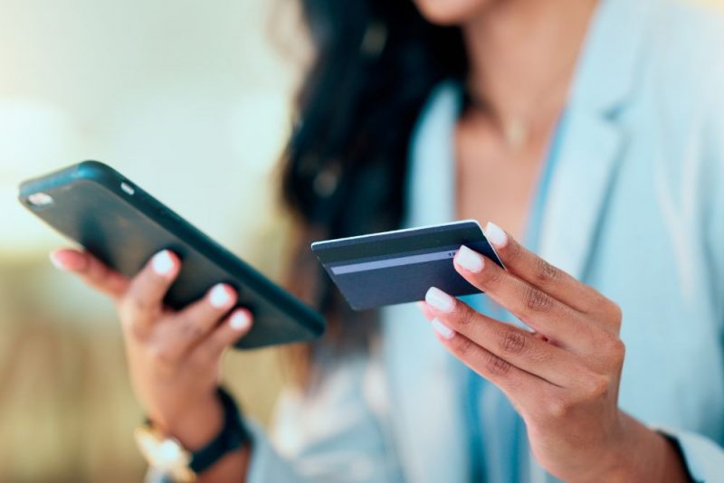 Colaboradora utilizando o seu cartão multibenefícios para pagar a refeição de forma rápida.