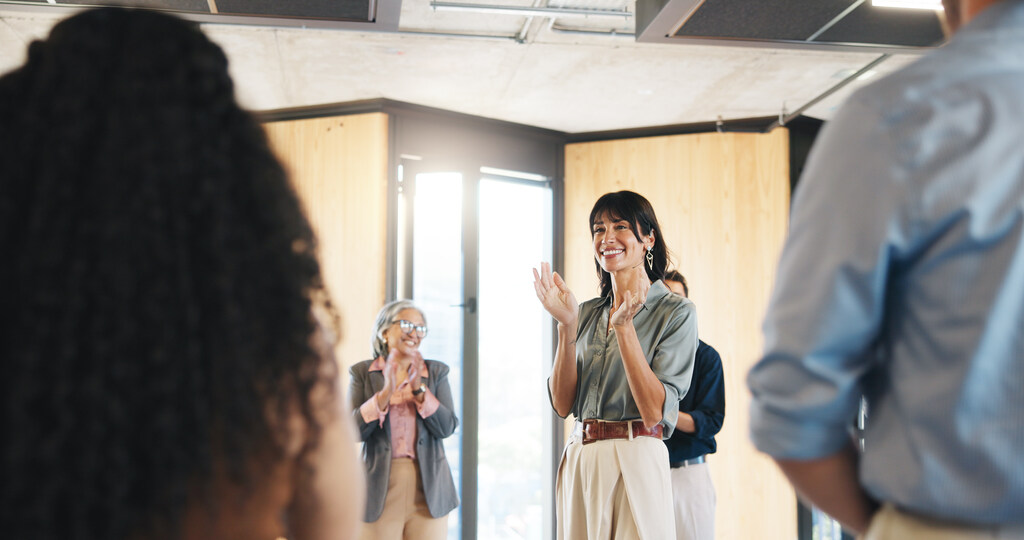 Pessoas aplaudindo em workshop de educação corporativa.