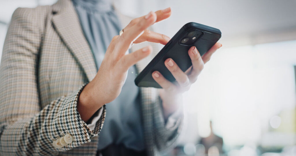 Mulher utilizando celular para consultar saldo Swile.